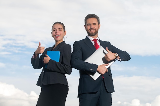 Portrait of smiling business people with Thumbs up couple d'affaires prospère entreprise prospère pe