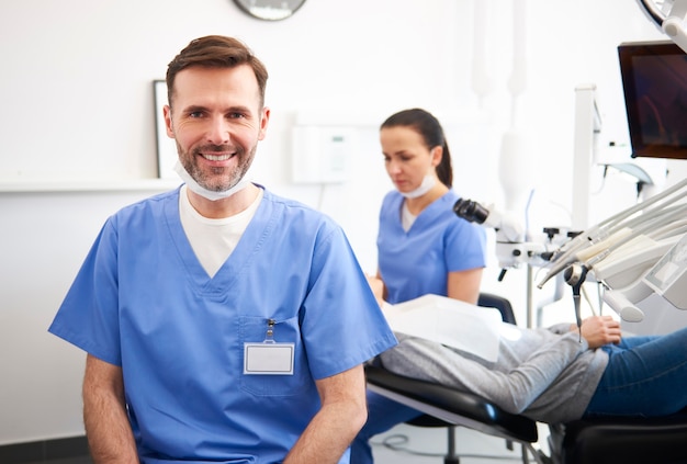 Portrait of smiling male dentiste dans la clinique du dentiste