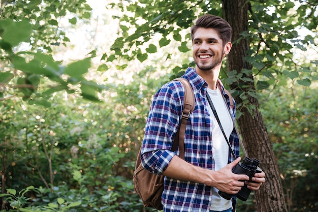 Portrait of smiling male randonneur en forêt