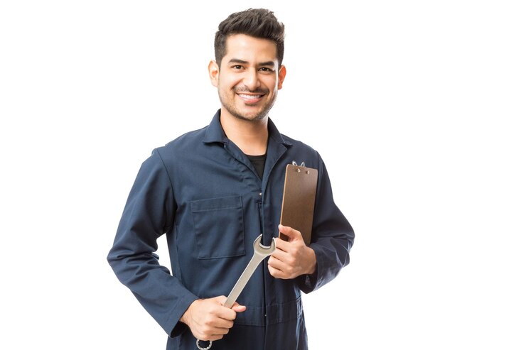 Photo portrait of smiling male réparateur tenant clé et presse-papiers sur fond blanc
