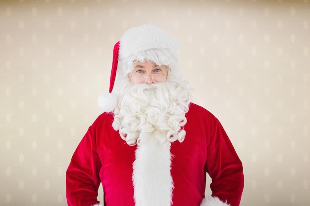 Photo portrait of smiling santa claus contre chambre avec plancher en bois