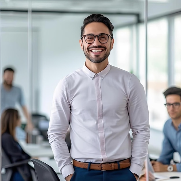 Photo portrait of smiling young businessman standing avec les mains dans les poches au bureau