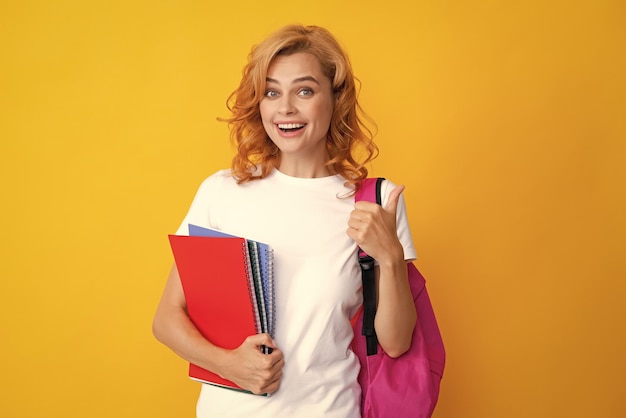 Portrait of smiling young woman student in shirt backpack tenir des cahiers Éducation au lycée University College