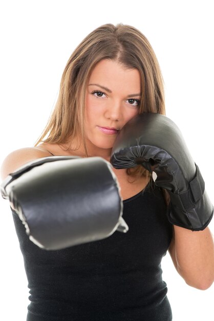 Portrait of Young beautiful boxing girl donne un coup de poing direct.