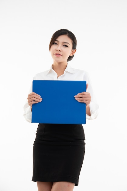 Portrait of young happy Asian businesswoman hand hold document rapport isolé sur mur blanc