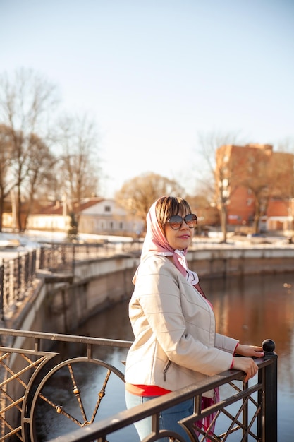 Portrait of young woman in foulard et lunettes de soleil sur la rue de la ville