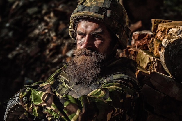 Portrait d'un officier ukrainien en uniforme soldats tués pendant la guerre Soldat de l'armée avec fusil d'assaut et casque de combat