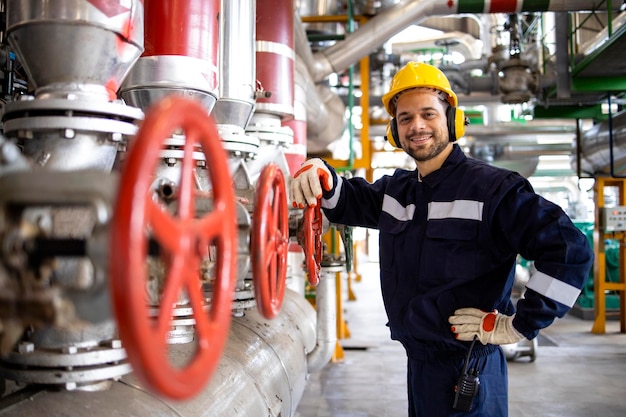 Portrait d'un opérateur de centrale de chauffage urbain travaillant à l'intérieur d'une centrale électrique