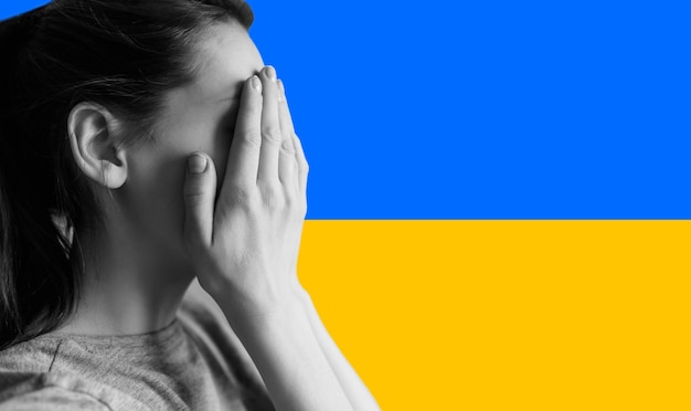 Un portrait ouvert d'une jeune fille avec un drapeau ukrainien bleu-jaune Arrêtez la guerre en Ukraine