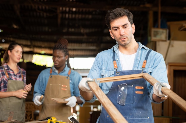 Photo portrait d'un ouvrier de charpentier debout devant un collègue dans l'atelier