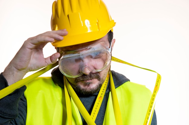 Photo portrait d'un ouvrier de la construction portant un casque contre un fond blanc