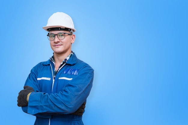 Photo portrait d'un ouvrier manuel est debout avec confiance en arrière-plan bleu avant