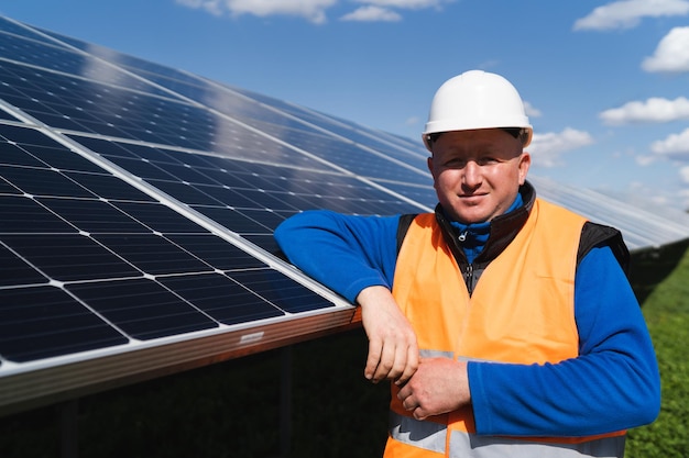 Portrait d'un ouvrier masculin de centrale solaire