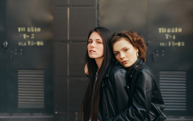 Portrait d'une paire de filles en vestes en cuir posant