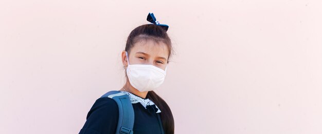 Portrait panoramique d'enfant fille portant un masque médical.