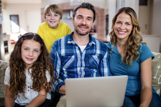 Portrait de parents et d'enfants à l'aide d'un ordinateur portable