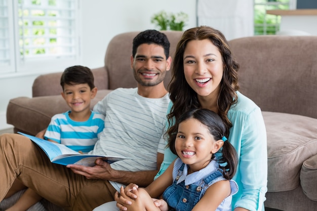 Portrait, parents, enfants, séance, Sofa, lecture, Livre