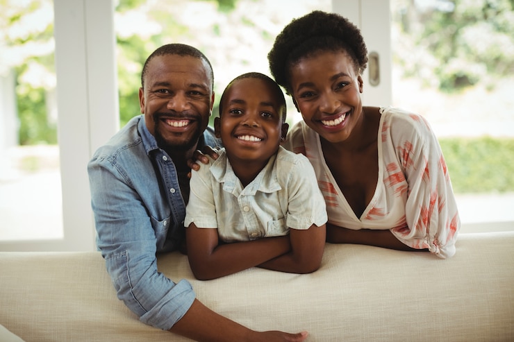 Photo portrait de parents et fils se penchant sur le canapé dans le salon