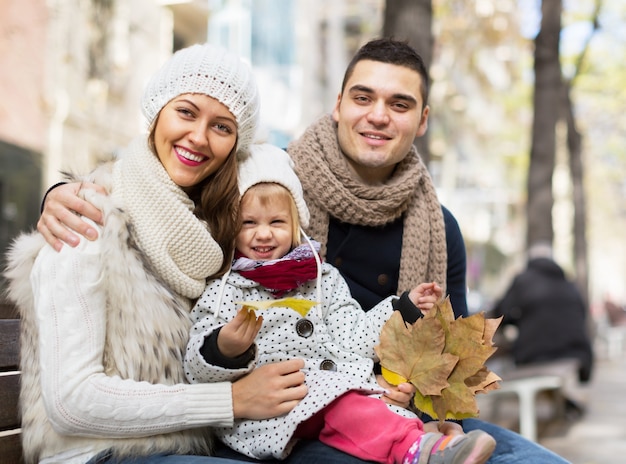 Portrait de parents heureux avec des enfants en automne