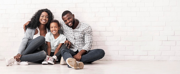 Photo portrait de parents noirs heureux et de leur petite fille