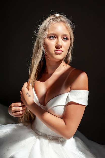 Portrait parfait de mariée d'une fille dans une longue robe blanche