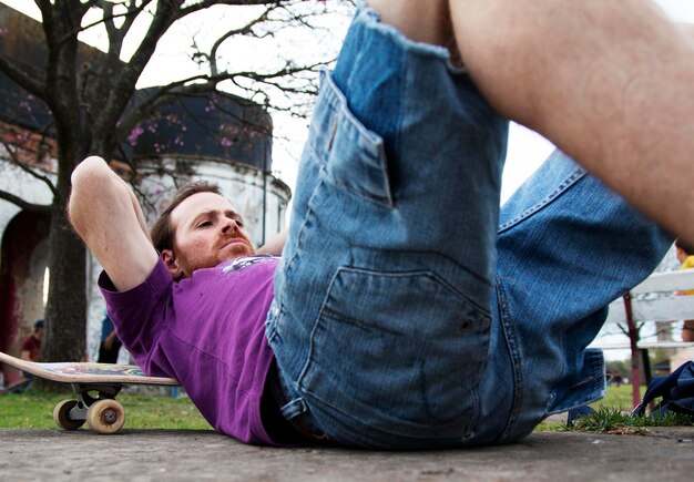 Photo portrait d'un patineur allongé sur le sol