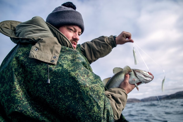 Portrait d'un pêcheur avec un trophée sur la mer du Nord