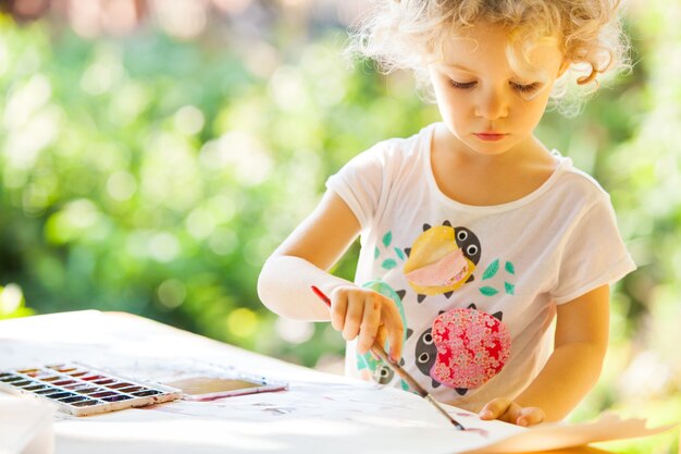 Portrait de peinture de petite fille, extérieur d'été