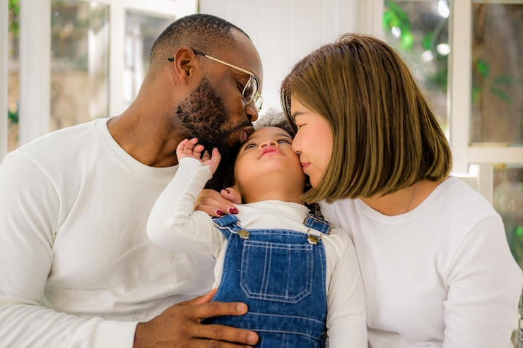 Photo portrait d'un père de famille heureux, mère et fille, passer des vacances