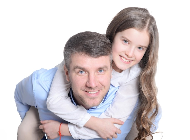 Portrait d'un père et d'une fille heureux sur fond blanc