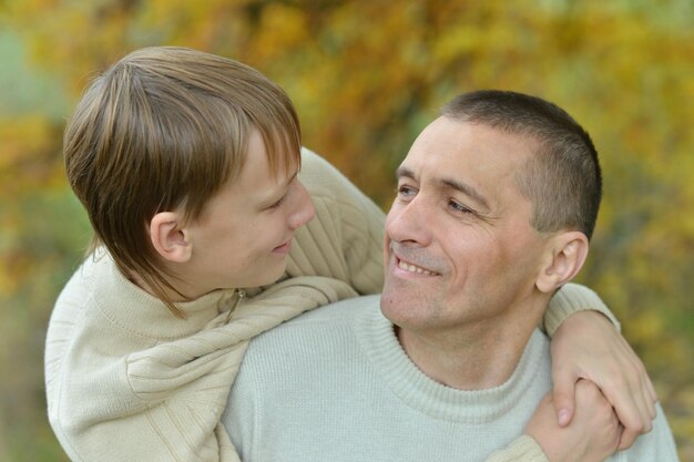 Portrait de père et fils dans le parc d'automne