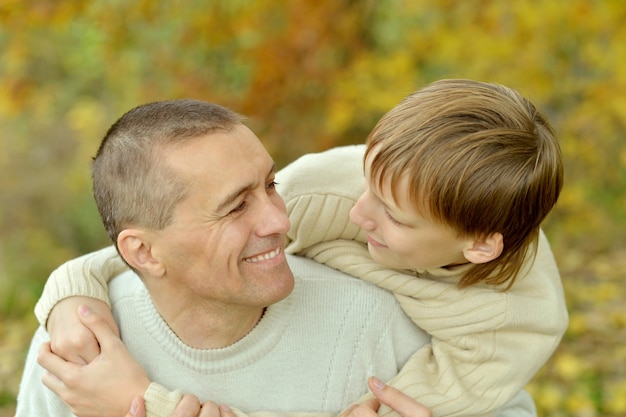 Portrait de père et fils dans le parc d'automne