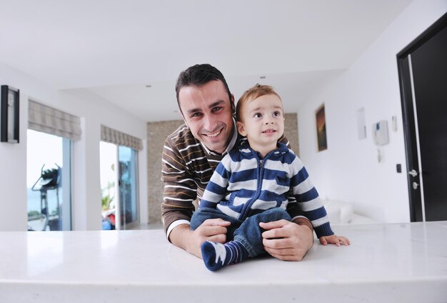 portrait d'un père et d'un fils heureux ensemble dans un salon moderne à l'intérieur de la maison