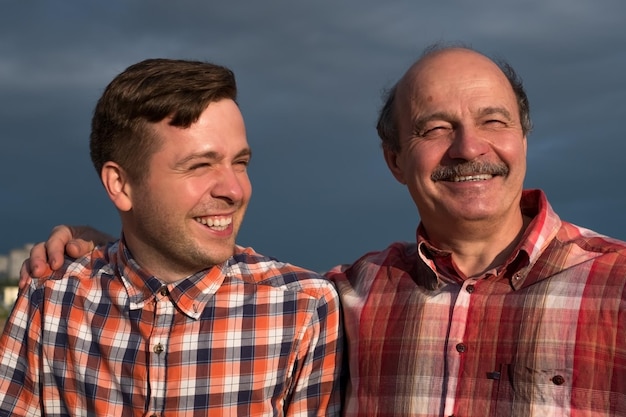 Photo portrait d'un père et d'un fils heureux marchant à l'extérieur