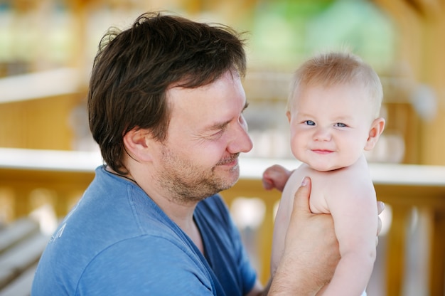 Portrait d&#39;un père heureux d&#39;âge mûr avec son petit fils