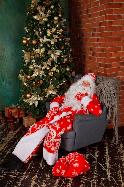 Portrait d'un Père Noël émotionnel dans un salon décoré avec un sapin de Noël