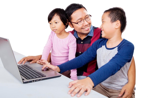 Portrait de père regardant fièrement son fils