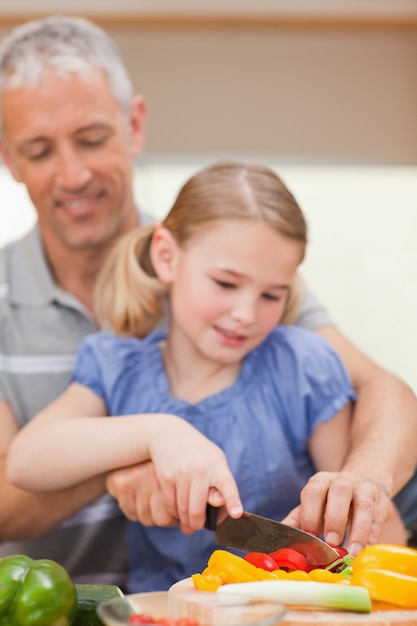 Portrait d&#39;un père tranchant du poivre avec sa fille