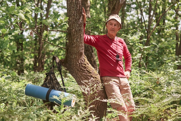 Portrait, personne agee, debout, arbre, forêt