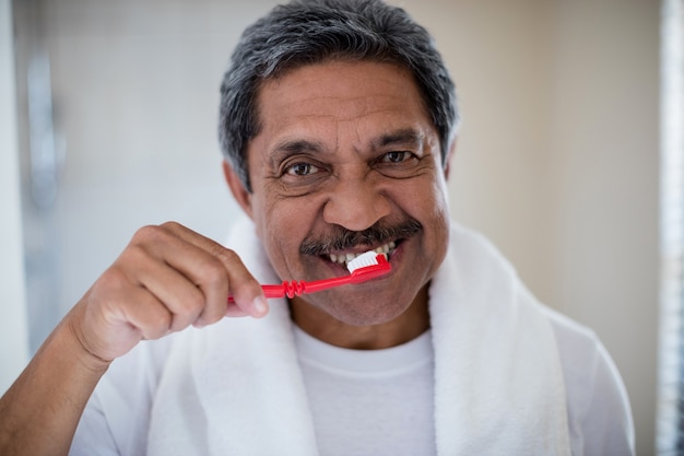 Portrait, personne agee, homme, brossage, dents, salle bains