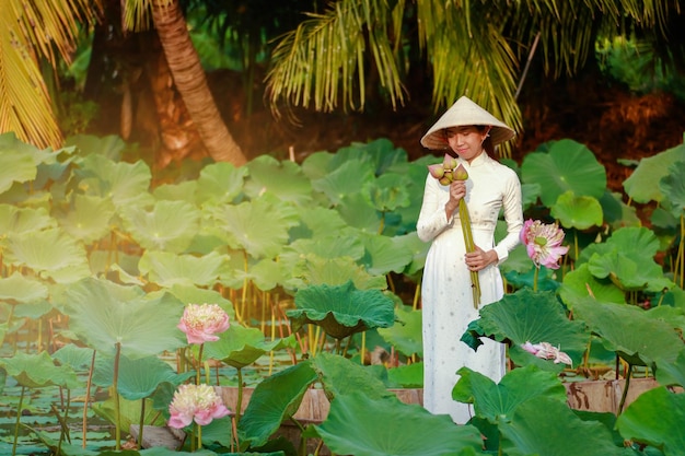 Photo portrait d'une personne debout près de plantes à fleurs