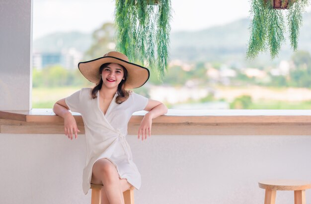 Portrait D'une Personne Heureuse Lors De Vacances Spéciales