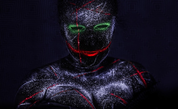 Portrait d'une personne portant un masque sur un fond noir