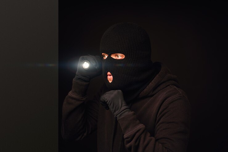 Photo portrait d'une personne portant un masque sur un fond noir