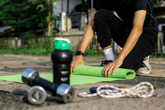 Portrait de personne roulant un concept de routines d'exercice d'entraînement de tapis de yoga