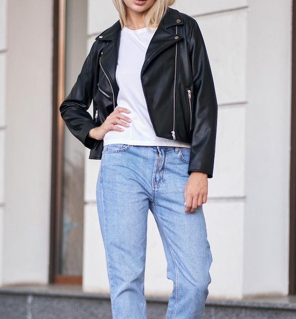 Portrait d'une personne en veste de cuir noir avec t-shirt blanc sous mannequin sans visage