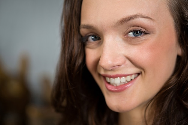 Portrait de personnel féminin souriant