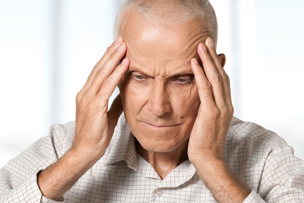 Portrait de personnes âgées de triste vieil homme caucasien