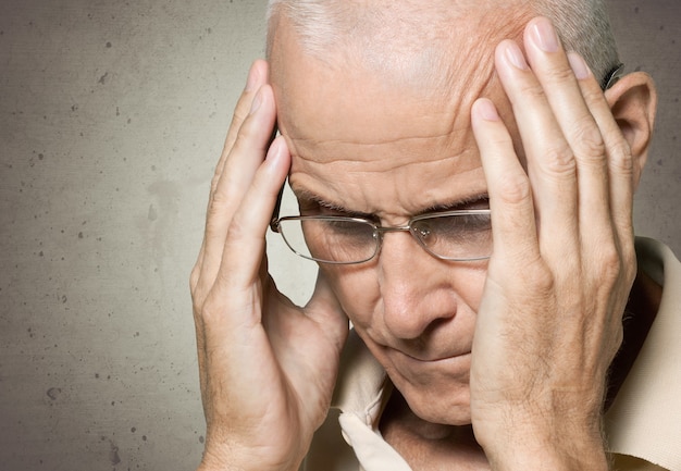 Photo portrait de personnes âgées de triste vieil homme caucasien