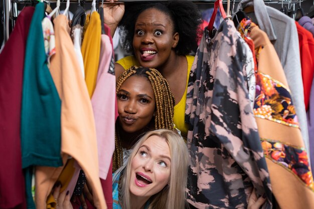 Photo portrait de personnes dans le magasin